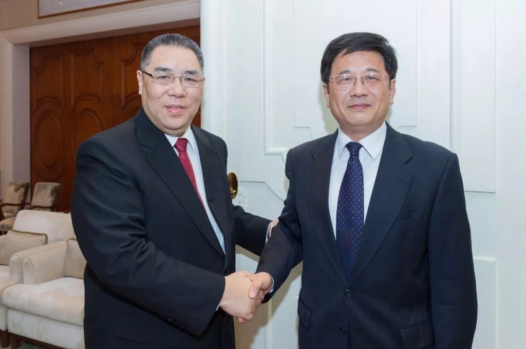澳門行政長官崔世安(左)發出唁電悼念鄭曉松(右)。網上圖片