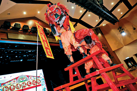 政府上月底公布《文藝創意產業發展藍圖》，提及將制訂「香港非遺代表作名錄項目傳承人」的認定機制和準則。