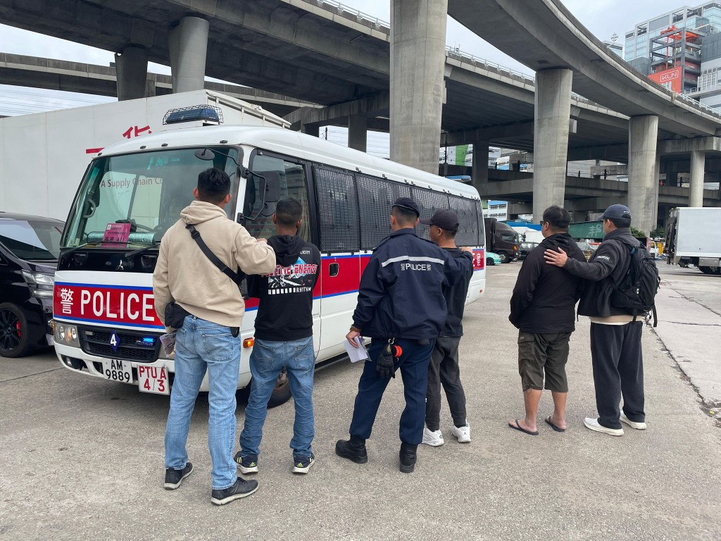 新界南跨部門掃黃及反黑工，共拘30人。警方圖片