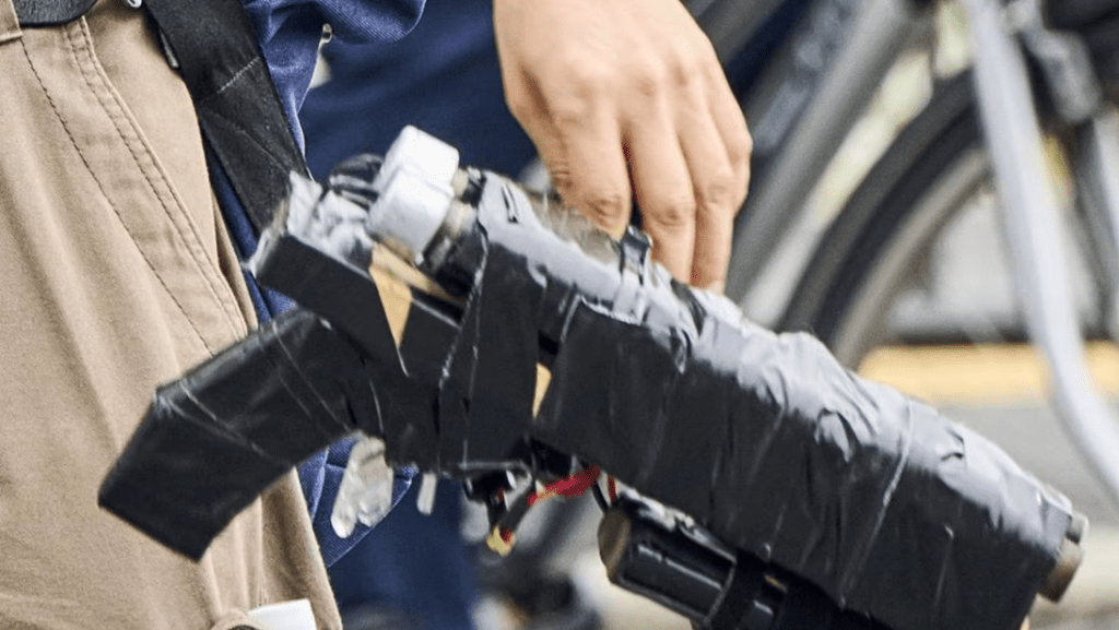 兇器的槍身部分由三根金屬管組成。AP