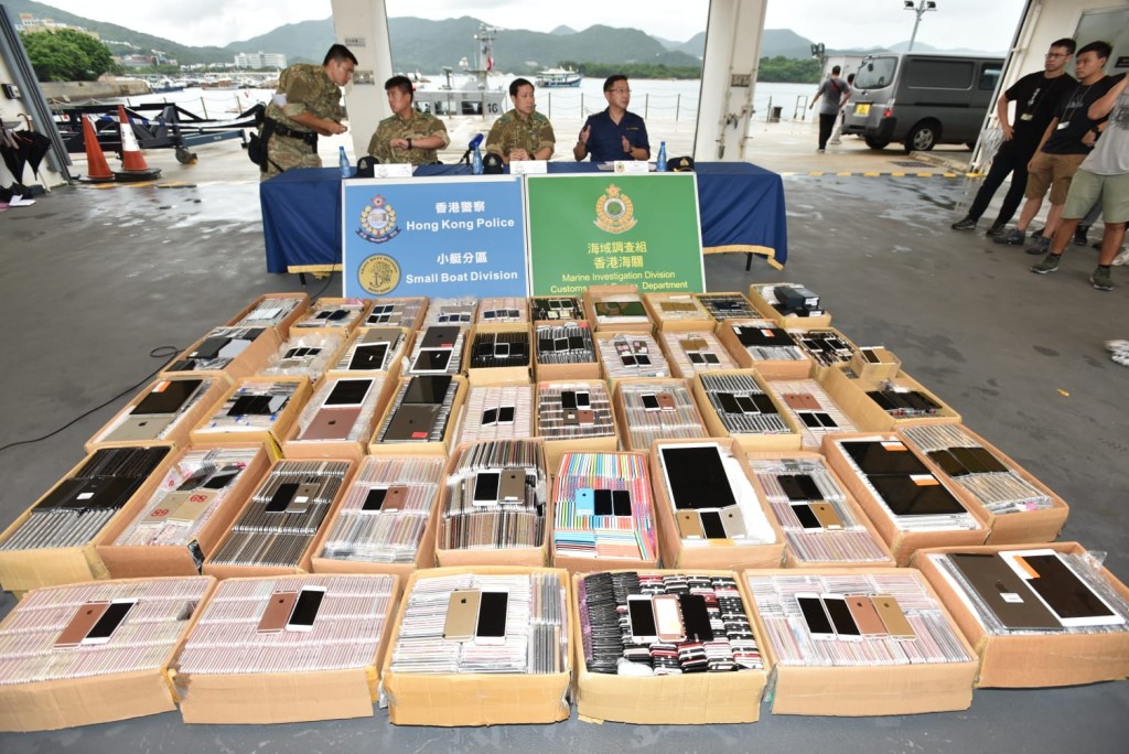 行動檢獲40多箱智能電話及平板電腦,總值約1800萬元。楊偉亨攝