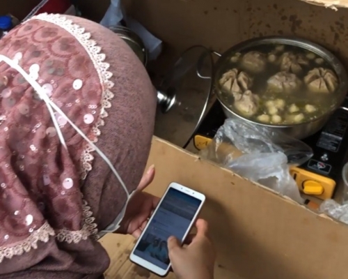 外傭在「紙皮屋」內,用明火煮食。東張西望截圖