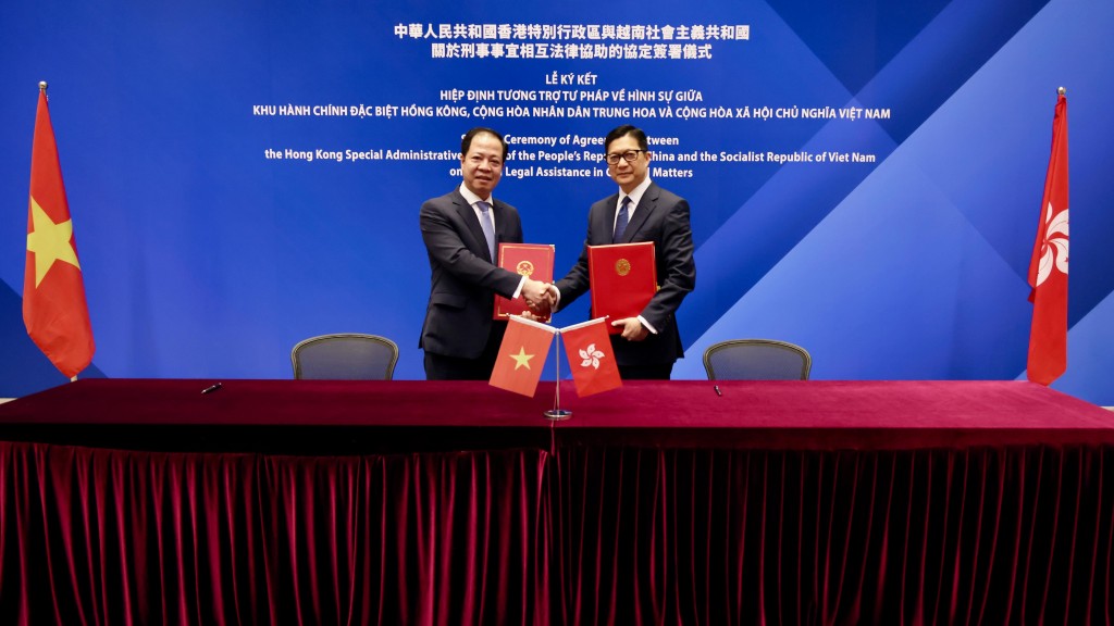 保安局局长邓炳强（右）于签署仪式上与越南最高人民检察院副检察长陈海军（左）合照。政府新闻处图片