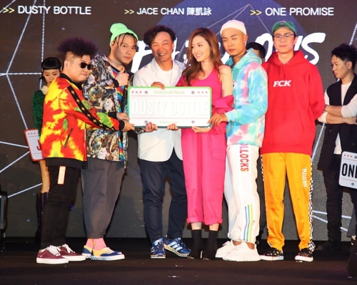 陳奕迅向4組單位新人送紀念品。