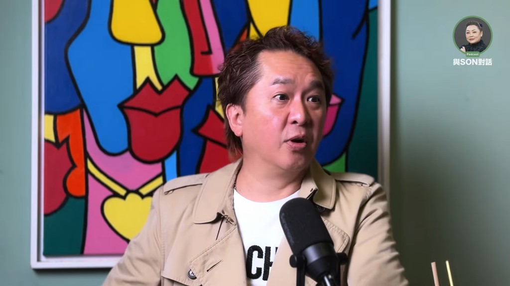 面對主持連續拋出荒謬提問,鄧兆尊全程毫無慍色,表現淡定。(影片截圖:《與Son對話》) 面對主持連續拋出荒謬提問,鄧兆尊全程毫無慍色,表現淡定。(影片截圖:《與Son對話》)