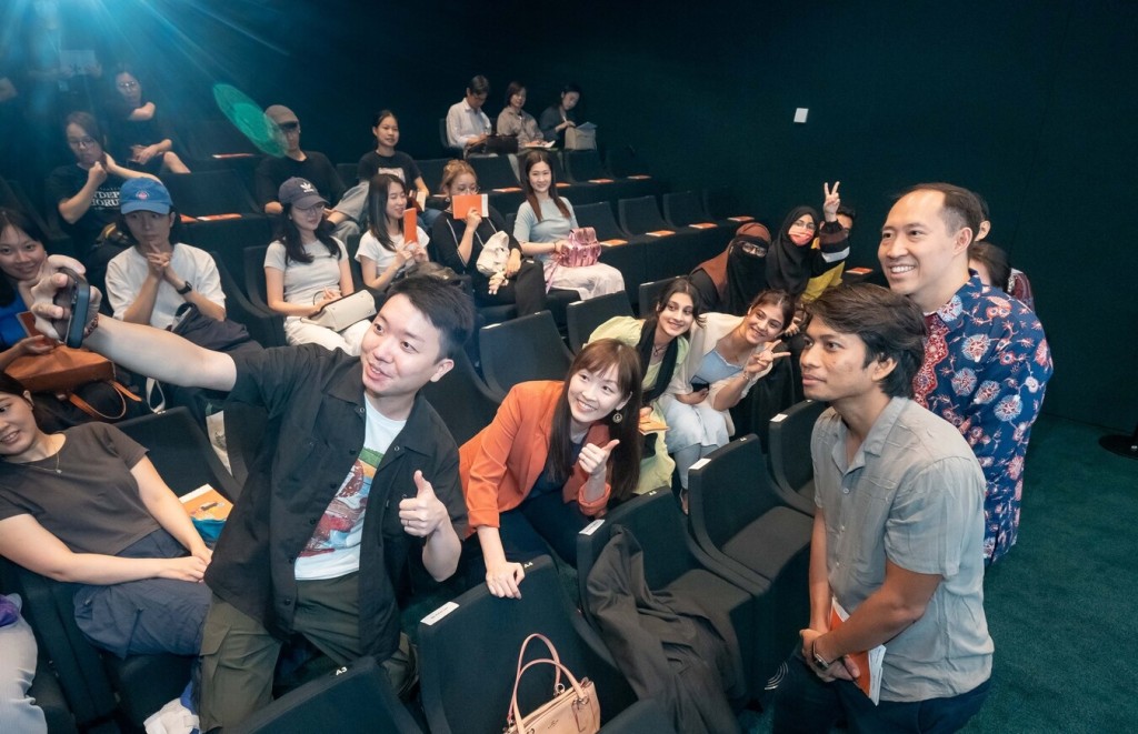 年青人與一眾嘉賓欣賞電影，包括香港-東盟協會主席黃永光及《白樓》導演寧卡維。