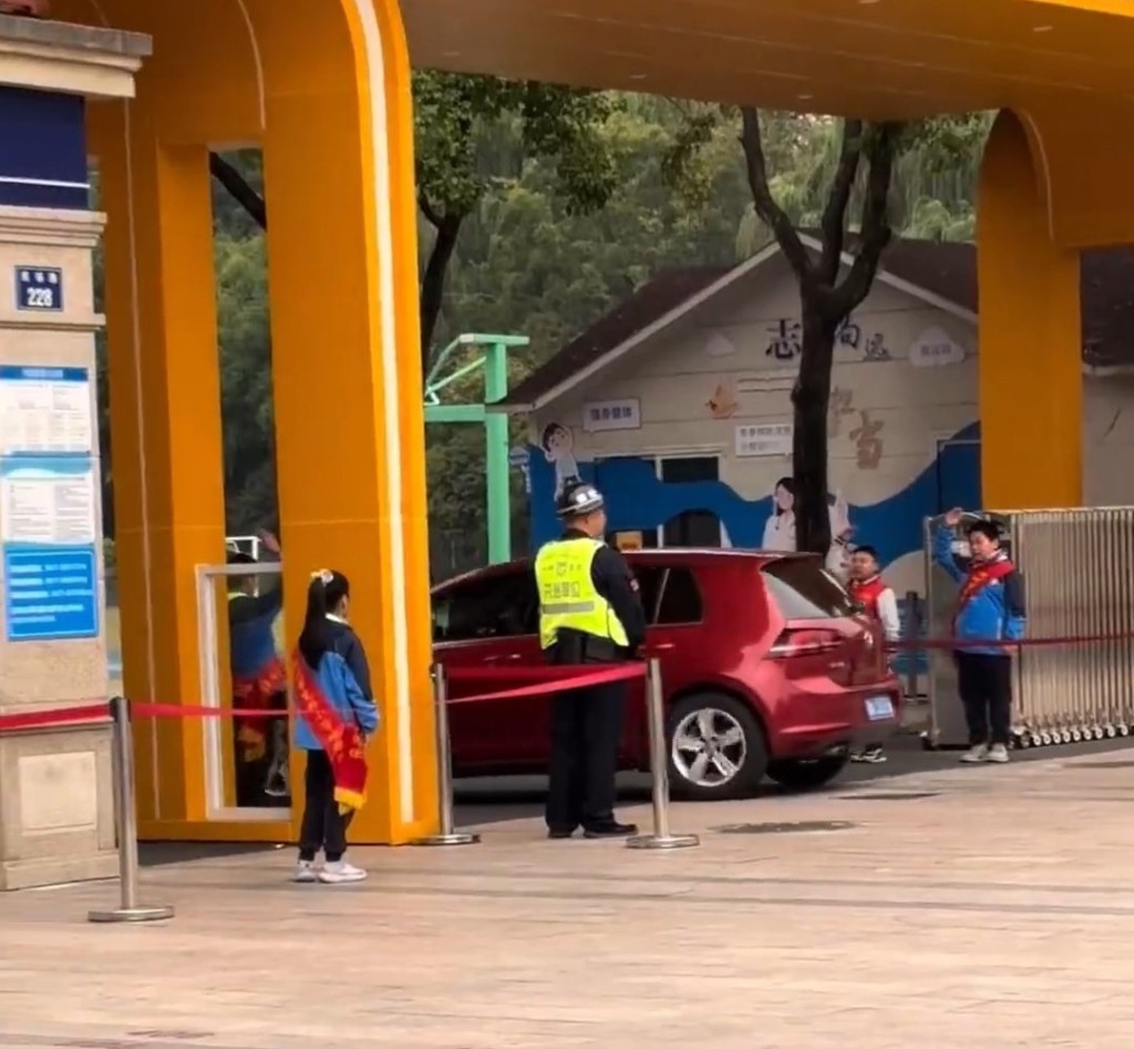 每當有車駛入校園,學生都會敬禮及高喊「老師早」。微博@簡直笑了 每當有車駛入校園,學生都會敬禮及高喊「老師早」。微博@簡直笑了