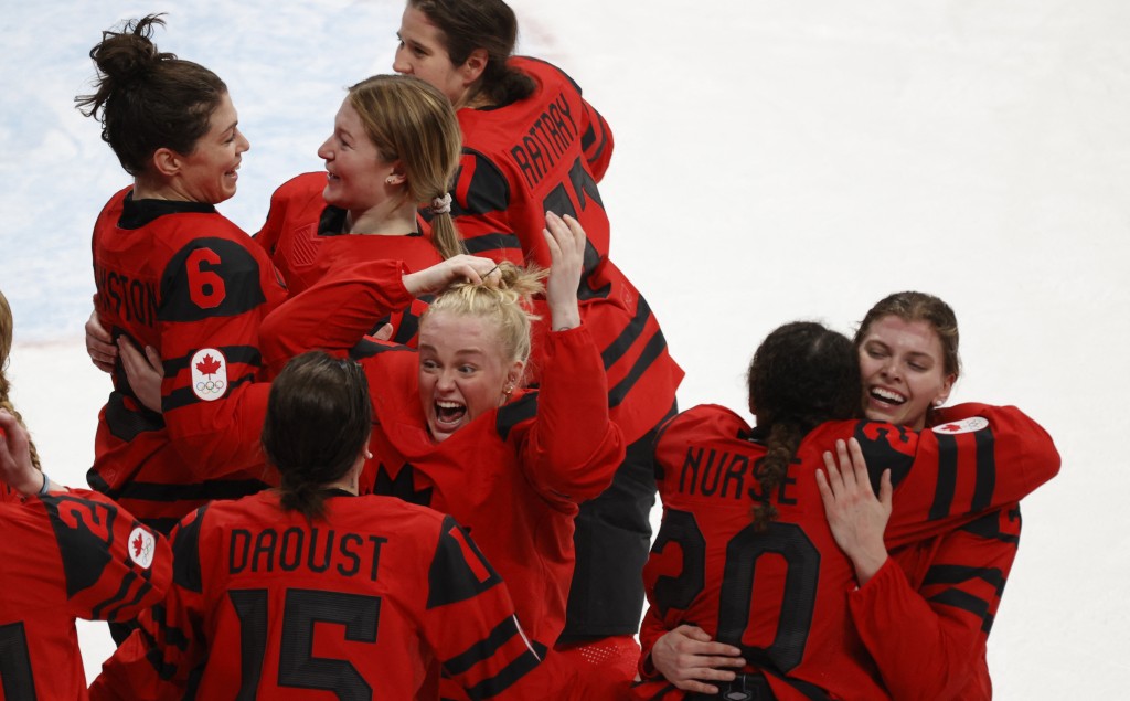 加拿大女冰胜出后，球员激动拥抱。Reuters