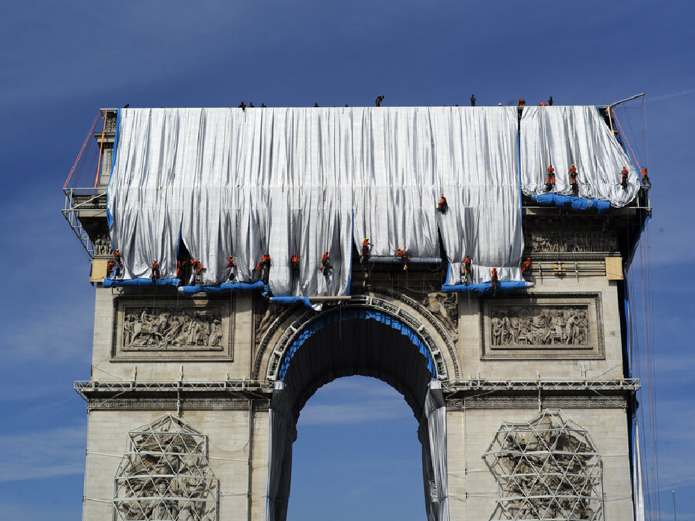 巴黎知名地標凱旋門現被銀色和藍色的可回收聚丙烯織物包裹起來。（美聯社）