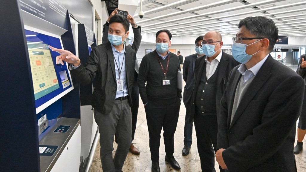 林世雄(右一)指高鐵車票開售初期較為繁忙。林世雄FB圖片