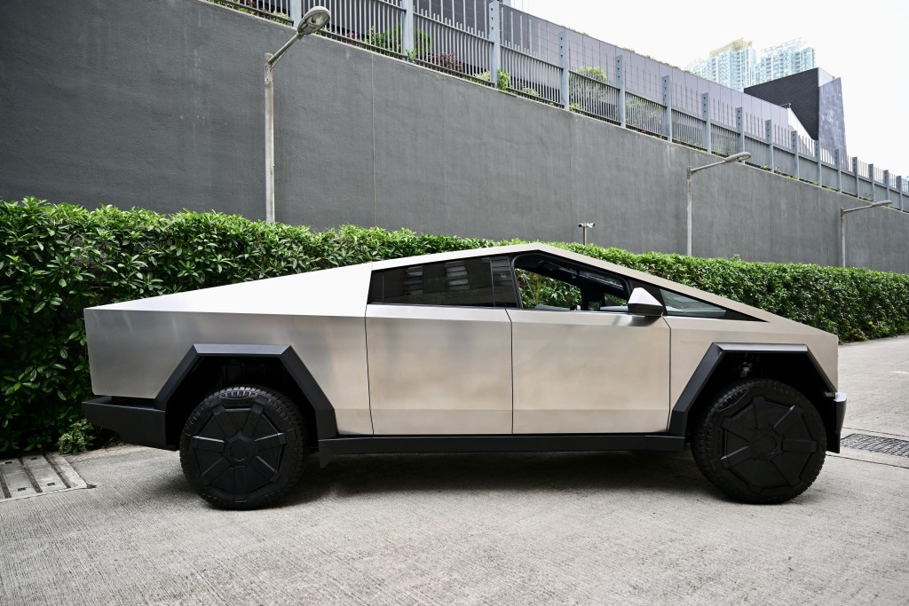 Tesla Cybertruck體形龐大，尺碼為5,683 x 2,201 x 1,791mm。