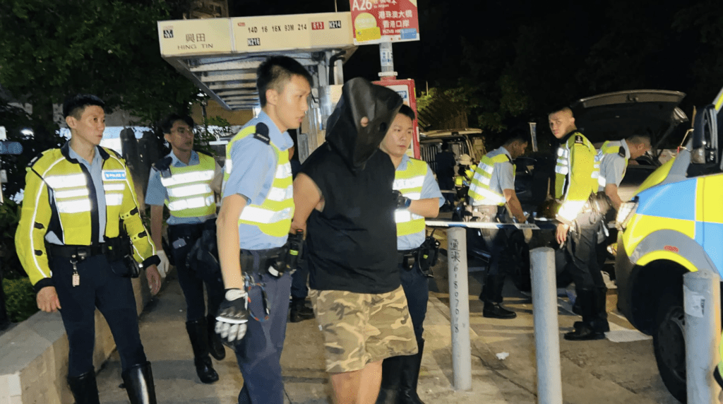 經調查後,人員以涉嫌「管有危險藥物」拘捕該名37歲姓鄭本地男子,他現正被扣留調查。蔡楚輝攝 經調查後,人員以涉嫌「管有危險藥物」拘捕該名37歲姓鄭本地男子,他現正被扣留調查。蔡楚輝攝