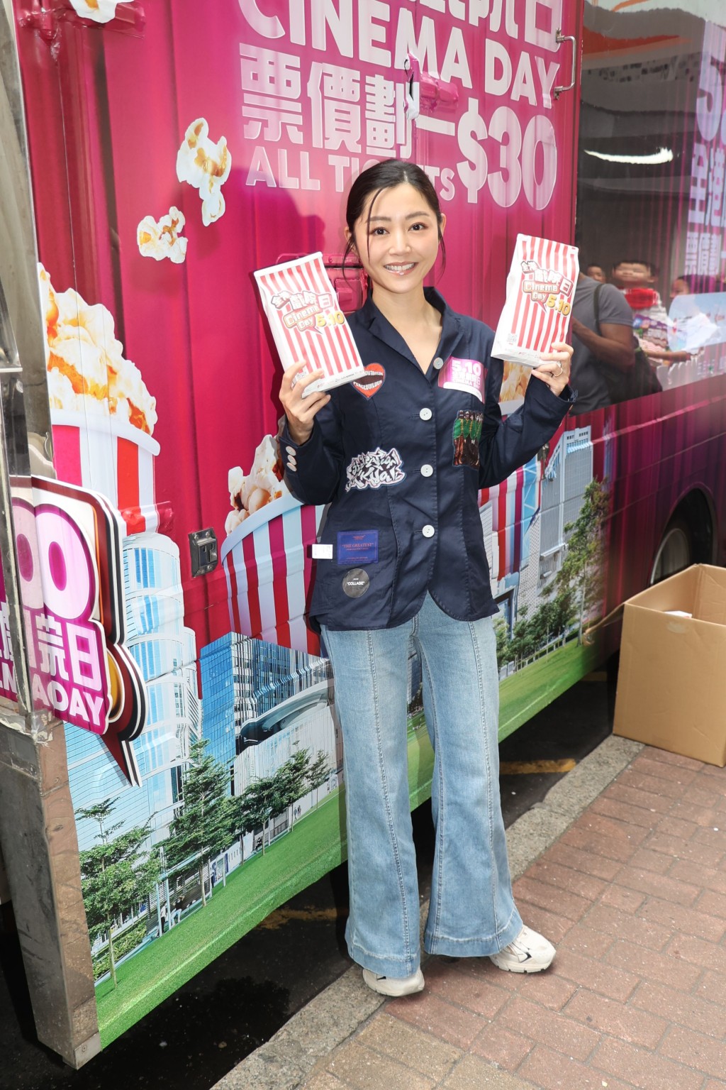 衛詩雅現身旺角西洋菜南街，出席「全港戲院日2025」活動，在街頭派爆谷。