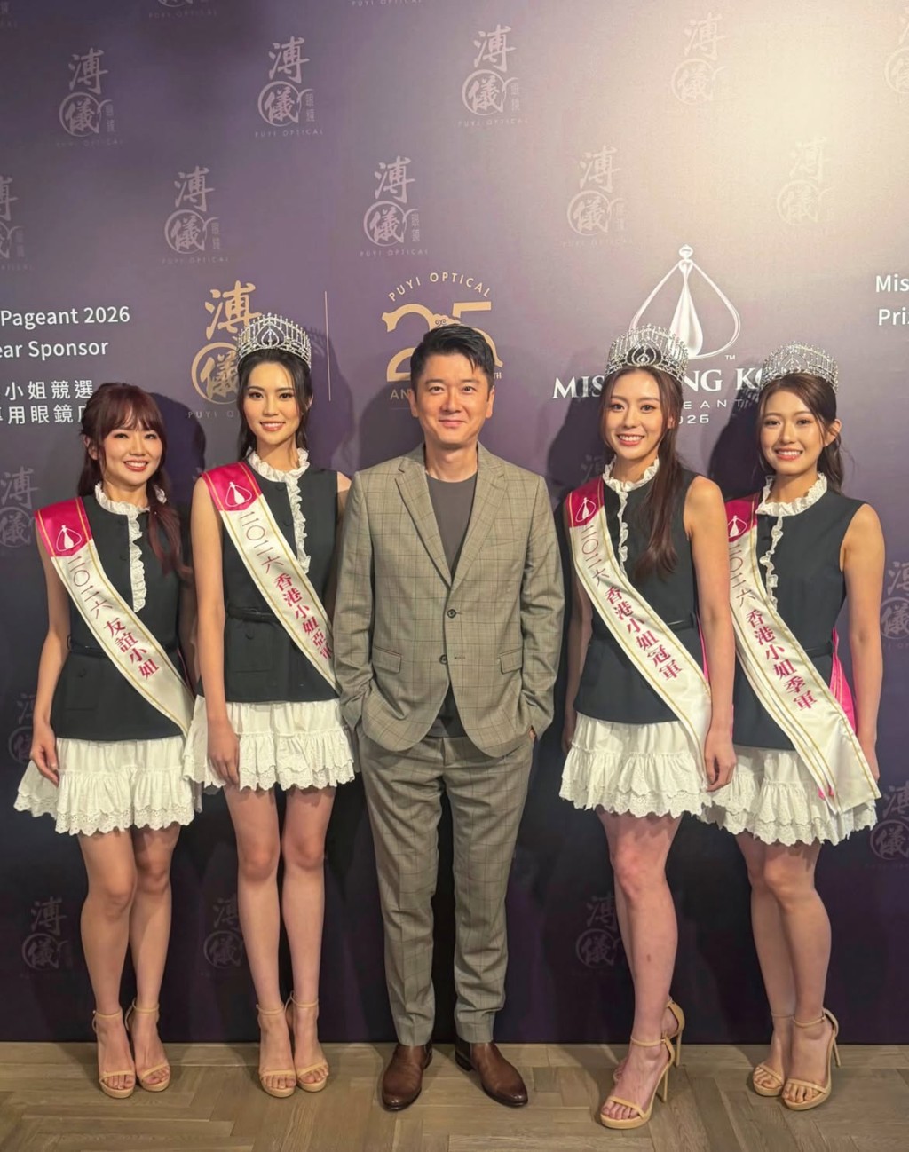 李澤欣（右1）近日跟另外三位得獎港姐和邱子傑合照，李澤欣被發現趷高腳。