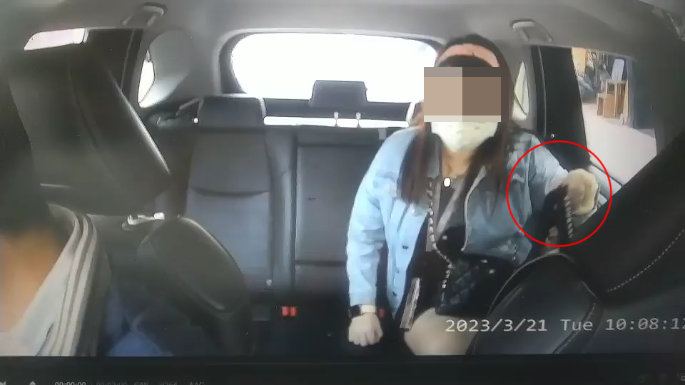網絡流傳影片，好心的士司機幫身體殘障女子下車，結果換來崩潰下場。