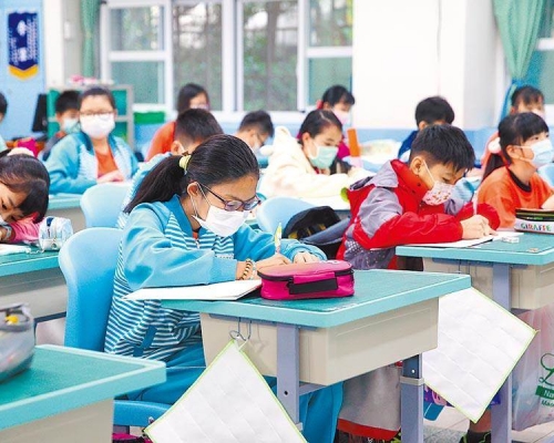 台灣有小二生傳被罰逼戴口罩跑10圈操場。網上圖片