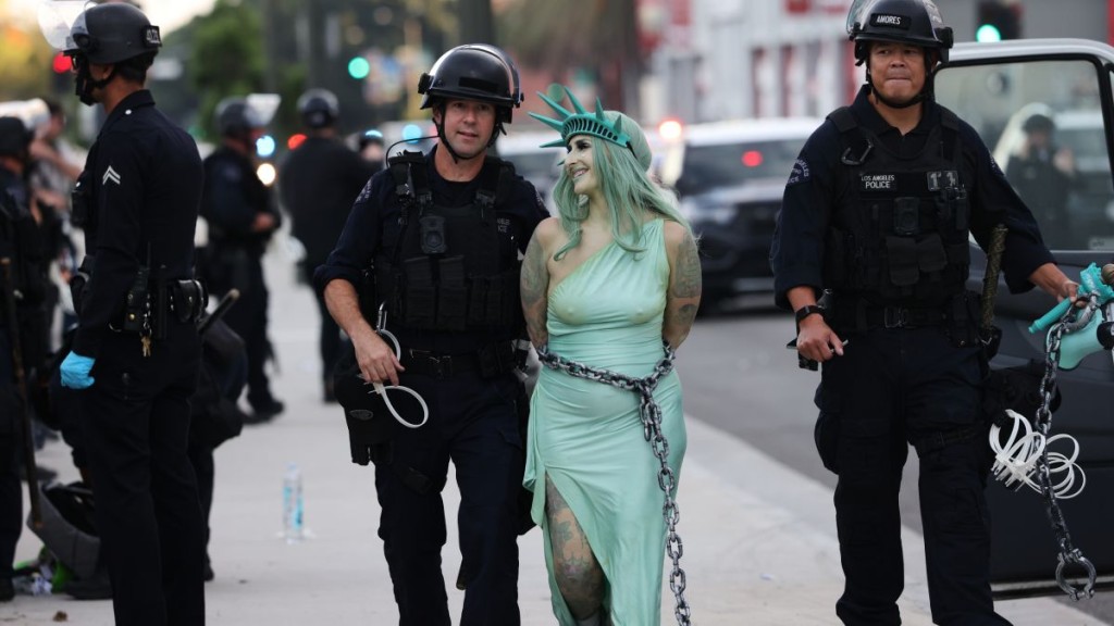 全美爆發「No Kings」示威，洛杉磯有示威者被捕。美聯社