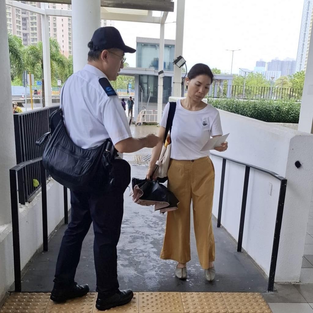 向居民派宣傳單張。