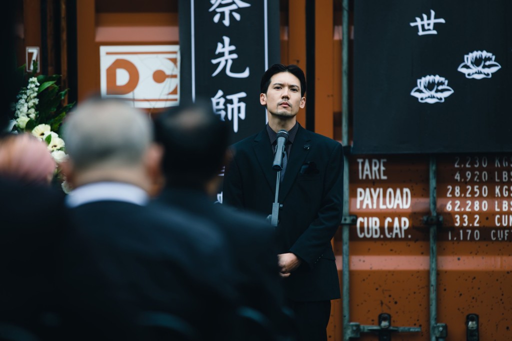 相对于情欲戏，Kenny觉得这场以英国口音演讲戏份更难，他要专登找老师补课。