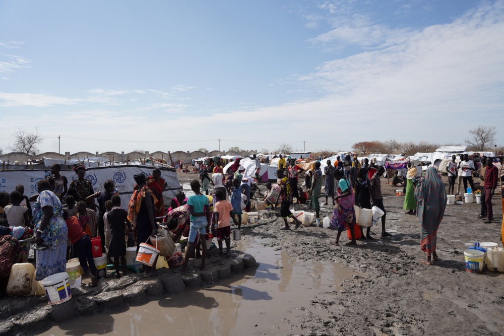 大量逃避衝突的人滯留南蘇丹上尼羅（Upper Nile）州的中轉中心，他們獲發非常有限的基本生活物資。圖為他們在中轉中心內打水。©無國界醫生