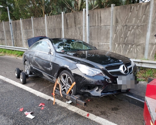 一輛私家車於青朗公路撞水馬翻側。