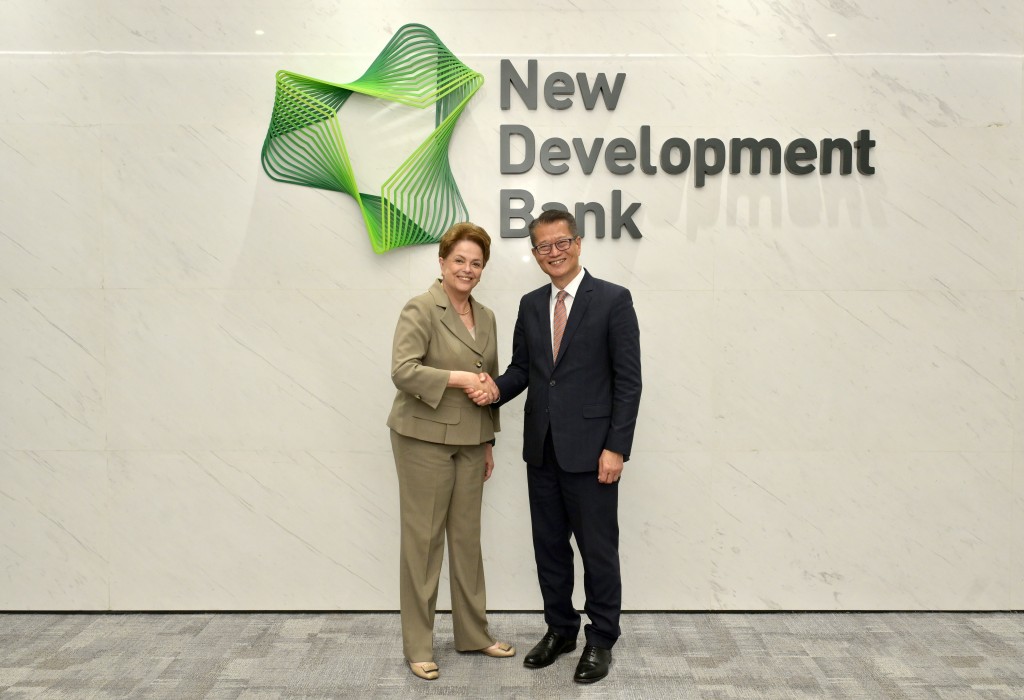 陳茂波（右）與新開發銀行行長、巴西前總統羅塞夫（左）會面。