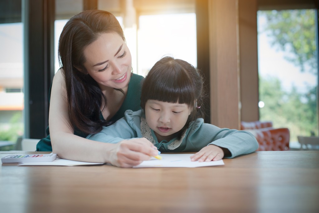 香港青年协会驻校社工钟淑珊表示,适当的时间表及奖罚制度,能令孩子明白妥善分配时间的重要,有效减少其焦虑和不安。