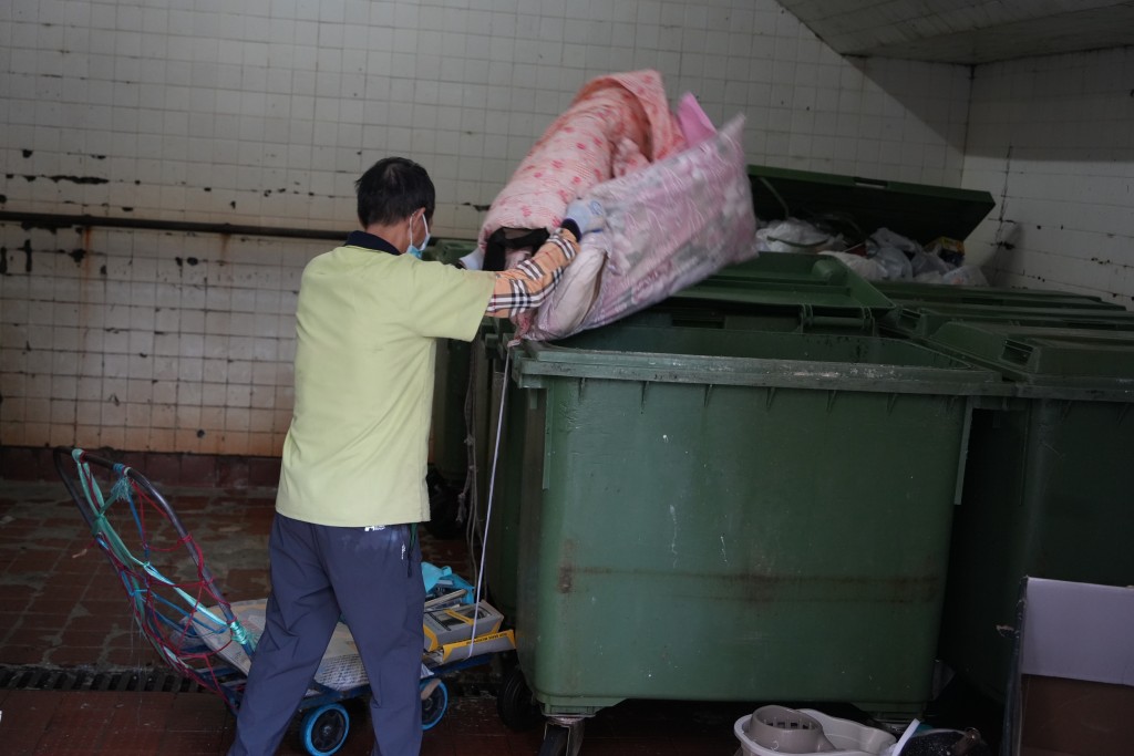 市民趁垃圾徵费实施之前，趁机执屋掉垃圾，清洁工人工作量大增。