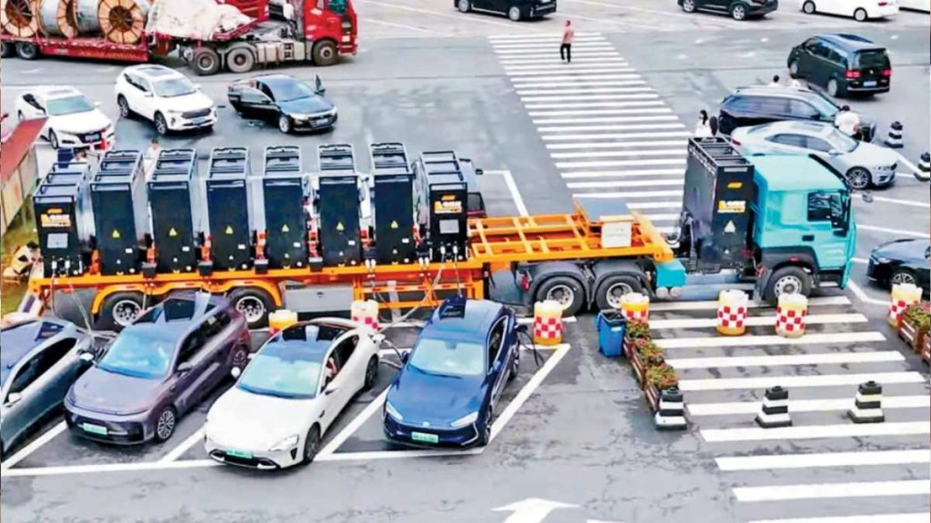 巨型流動「充電寶」可同時為8輛電動車充電。極目新聞