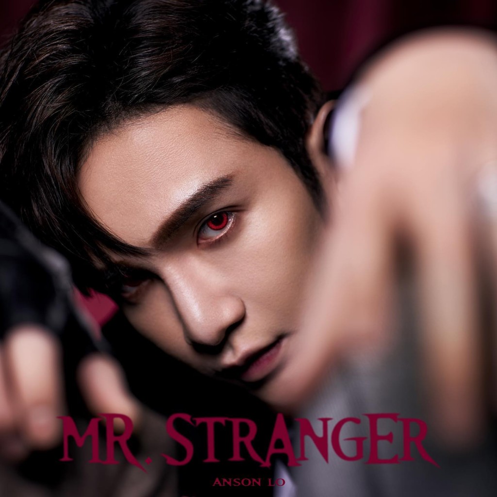 《Mr. Stranger》MV的吸血鬼造型，獲粉絲大讚。