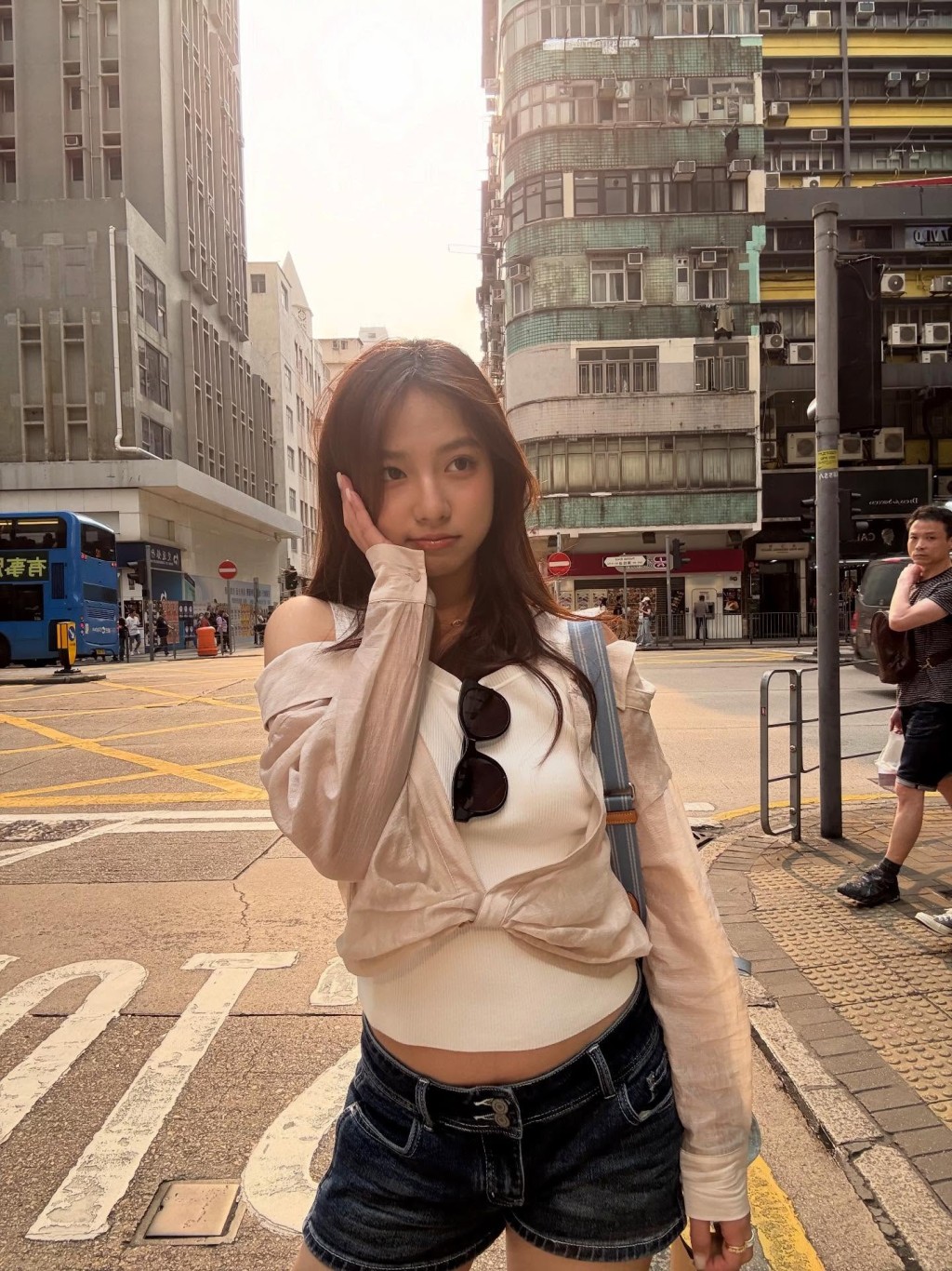 閻小姐在香港街頭拍照打卡。 閻小姐在香港街頭拍照打卡。
