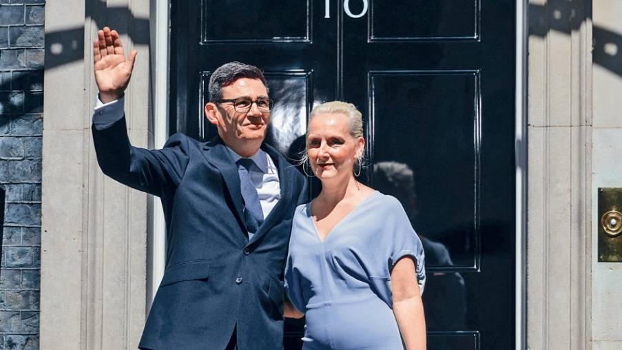 英國新首相貝安德與妻子入主唐寧街10號。路透社