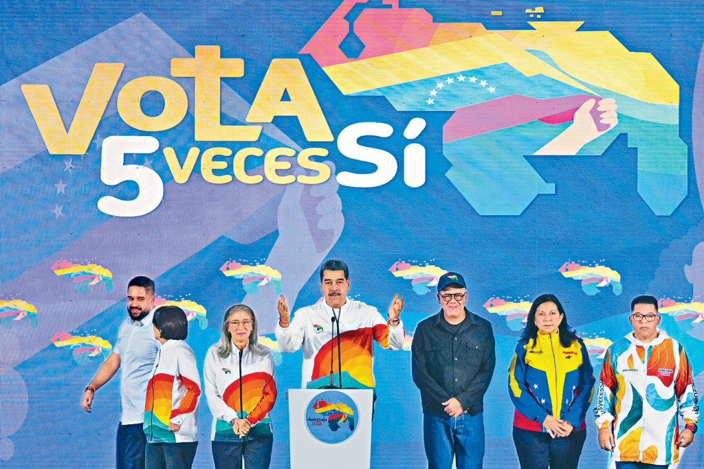 委內瑞拉總統馬杜羅（中）周日在加拉加斯投票後舉行記者會。