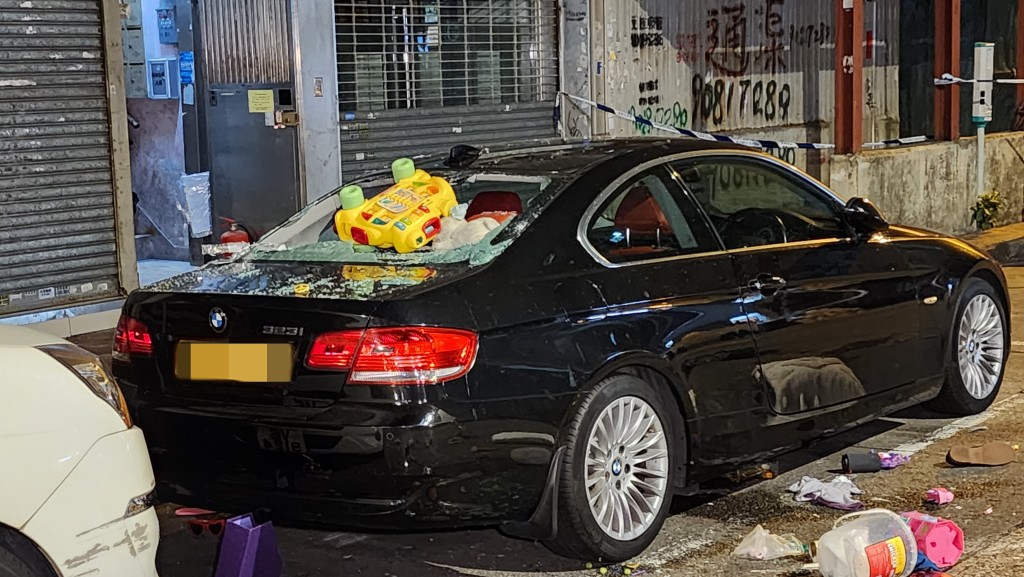 宝马的车尾玻璃损毁。
