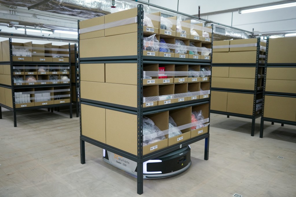 若移動途中遇到障礙物,透過演算法確認自身位置及行駛路線,AMR可自動感應並即時停止移動。 若移動途中遇到障礙物,透過演算法確認自身位置及行駛路線,AMR可自動感應並即時停止移動。