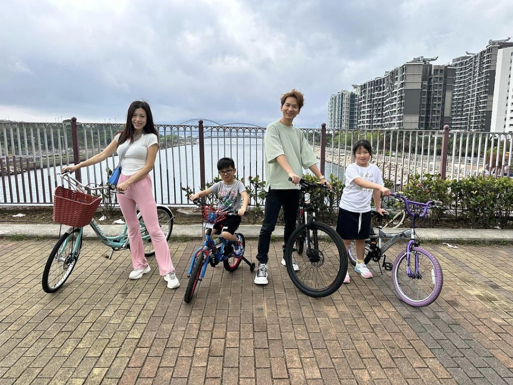 周吉佩今日（31日）跟前港姐太太黄彦欣及一对子女去踩单车，趁长假期完成一直以来的愿望。