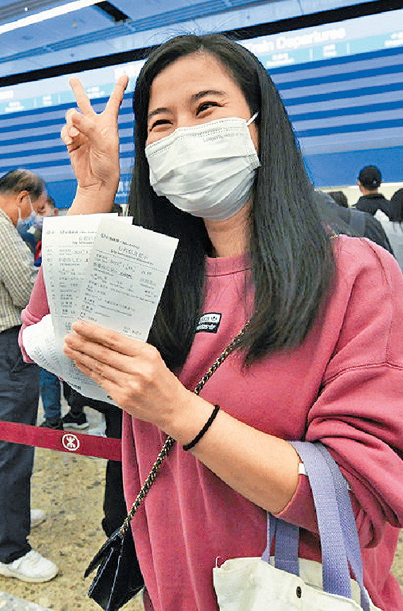 ■電子車票實施後,旅客登車前出示證件便完成檢票及實名認證。