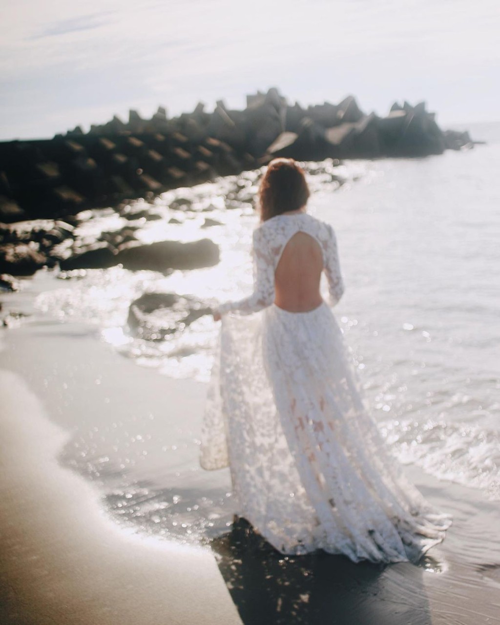 蔣雅文在2021年4月分享身穿婚紗的照片，宣布離婚。