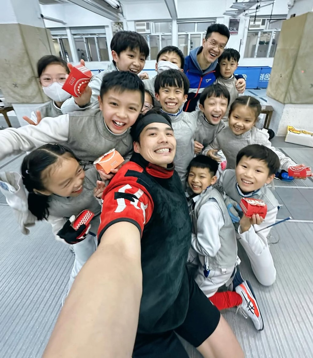 大師兄對劍擊學校的孩子傾囊相授，教技巧也教心態。（圖片來源：IG@siulun_shawn）