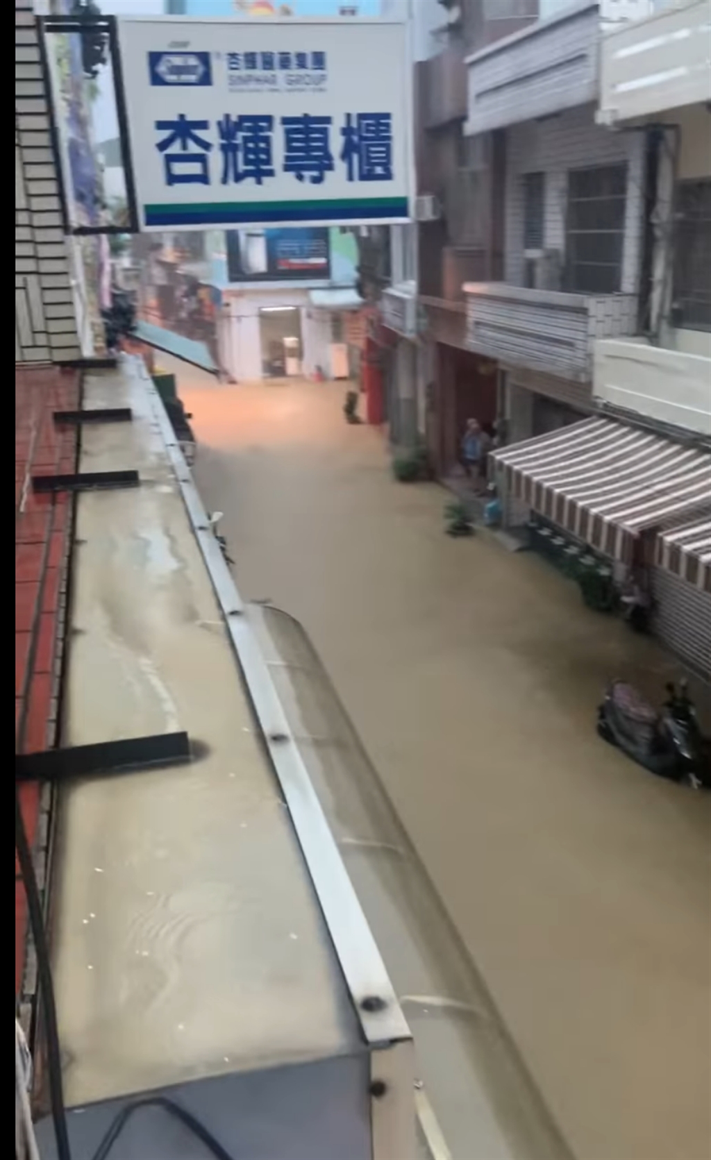 小琉球街道變河流被泥水淹沒。中時