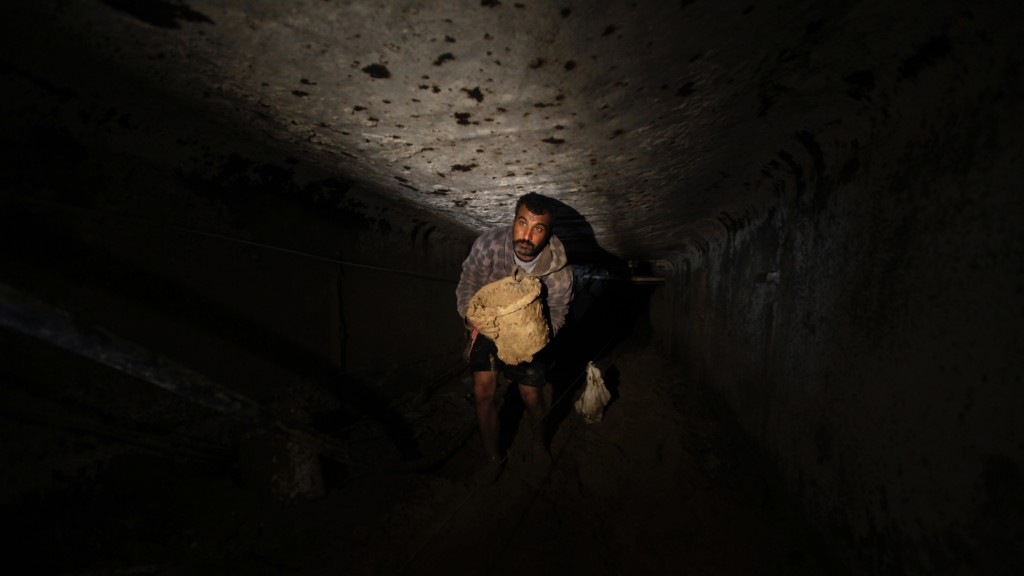 哈馬斯曾指責埃及向加沙拉法的隧道注入污水以阻礙走私貿易，圖為巴勒斯坦人清理隧道。 美聯社