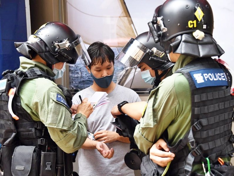 警方截查可疑人士。