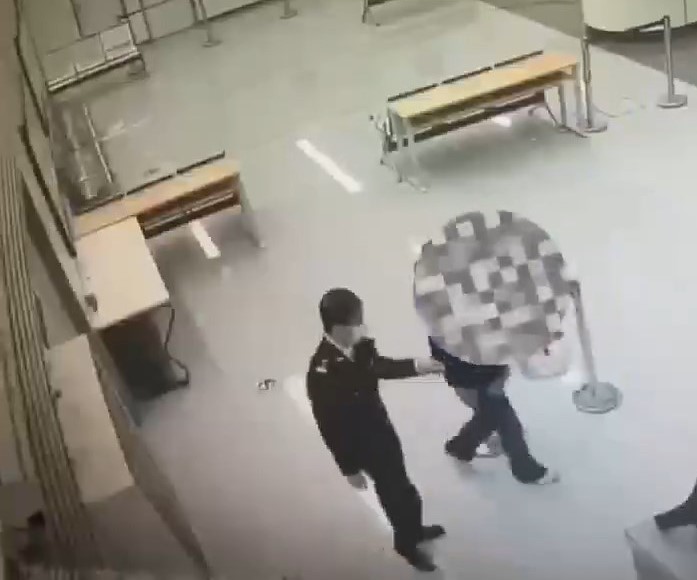 涉事旅客经莲塘口岸入境深圳时被截。微博@海关发布