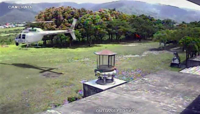 齐柏林在9：57搭乘直升机飞往花莲。