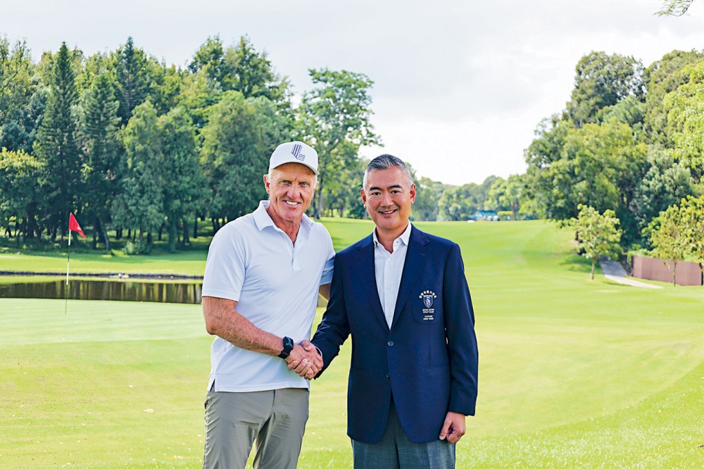 LIV Golf專員及行政總裁Greg Norman(左)日前來港,和香港哥爾夫球會會長郭永亮(右)於粉嶺球場合照。