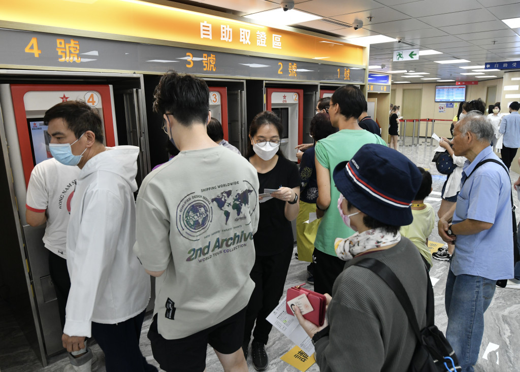 香港中旅就便利香港居民申領回鄉證的措施採取以下的安排，包括延長可預約籌號的日期至今年12月31日。資料圖片
