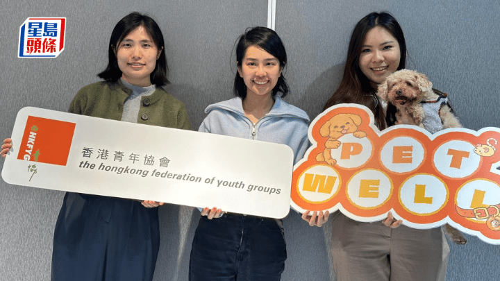 朱雪盈（右）經歷愛犬離世之痛，令她深感自責而萌生創辦「PetWell」的念頭。王崇旖（中）稱青協聯繫不同背景的舊生，為她創業提供支援。 鍾綽盈攝
