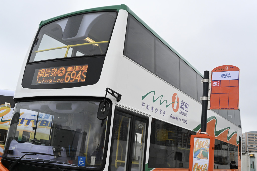 巴士公司明日起將啟動一系列告別活動，包括將現役巴士塗上「第一代」復刻橙綠色波浪紋。蔡建新攝