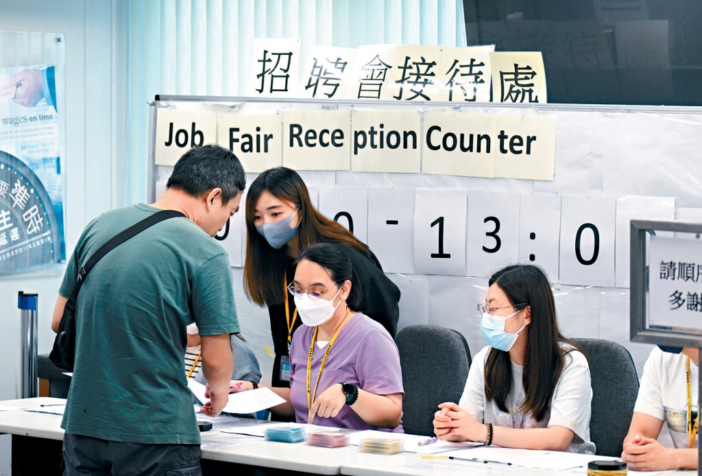 「補充勞工優化計劃」作新安排,要求僱主進行四星期本地招聘期間,須每星期參加一次指定就業中心的招聘會。 「補充勞工優化計劃」作新安排,要求僱主進行四星期本地招聘期間,須每星期參加一次指定就業中心的招聘會。
