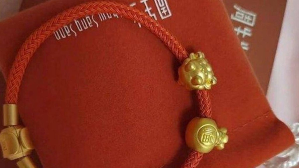 周生生足金福袋掛墜。